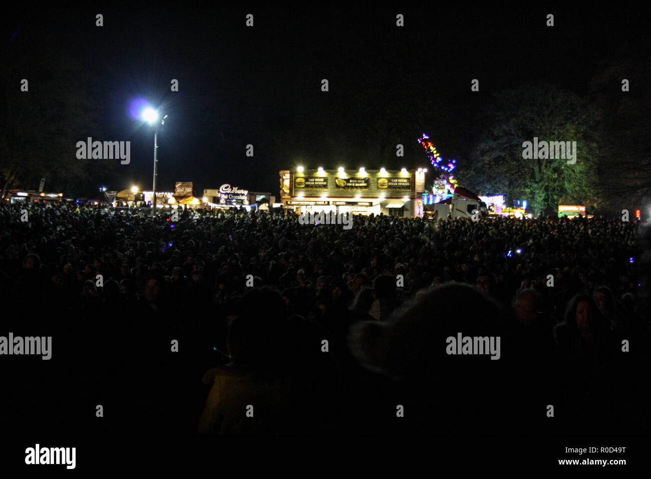 Dudley, West Midlands, Royaume-Uni. 3 novembre, 2018. Le feu d'artifice et nuit à l'Himley Hall. Dudley, West Midlands - région de Birmingham. La nuit de Guy Fawkes. 3 novembre 2018. Conspiration du Jour du souvenir. Les gens apprécient l'événement. Tempera Crédit : Studio de photographie/Alamy Live News Banque D'Images