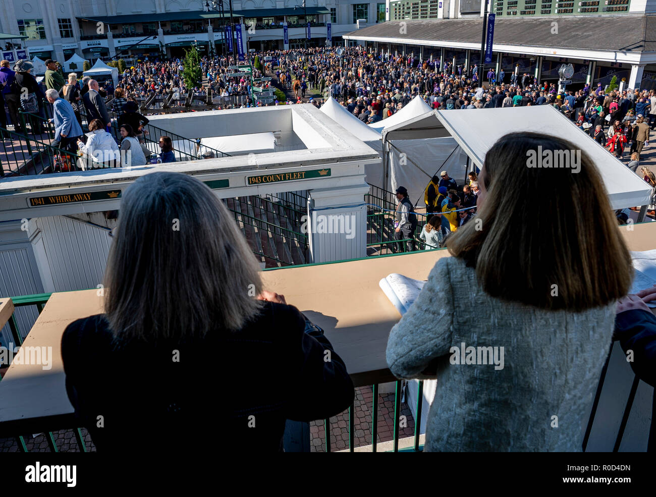 Louisville, Kentucky, USA. 29Th sep 2018. 3 novembre 2018 : Fans d'oeil sur les stands le Breeders Cup Championnats du monde samedi à Churchill Downs le 3 novembre 2018 à Louisville, Kentucky. Scott Serio/Eclipse Sportswire/CSM/Alamy Live News Banque D'Images