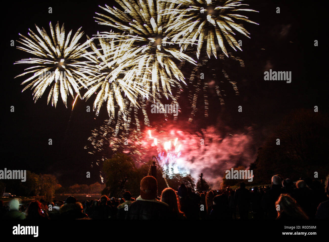 Dudley, West Midlands, Royaume-Uni. 3 novembre, 2018. Le feu d'artifice et nuit à l'Himley Hall. Dudley, West Midlands - région de Birmingham. La nuit de Guy Fawkes. 03 novembre 2018. Conspiration des souvenir. Tempera Crédit : Studio de photographie/Alamy Live News Banque D'Images