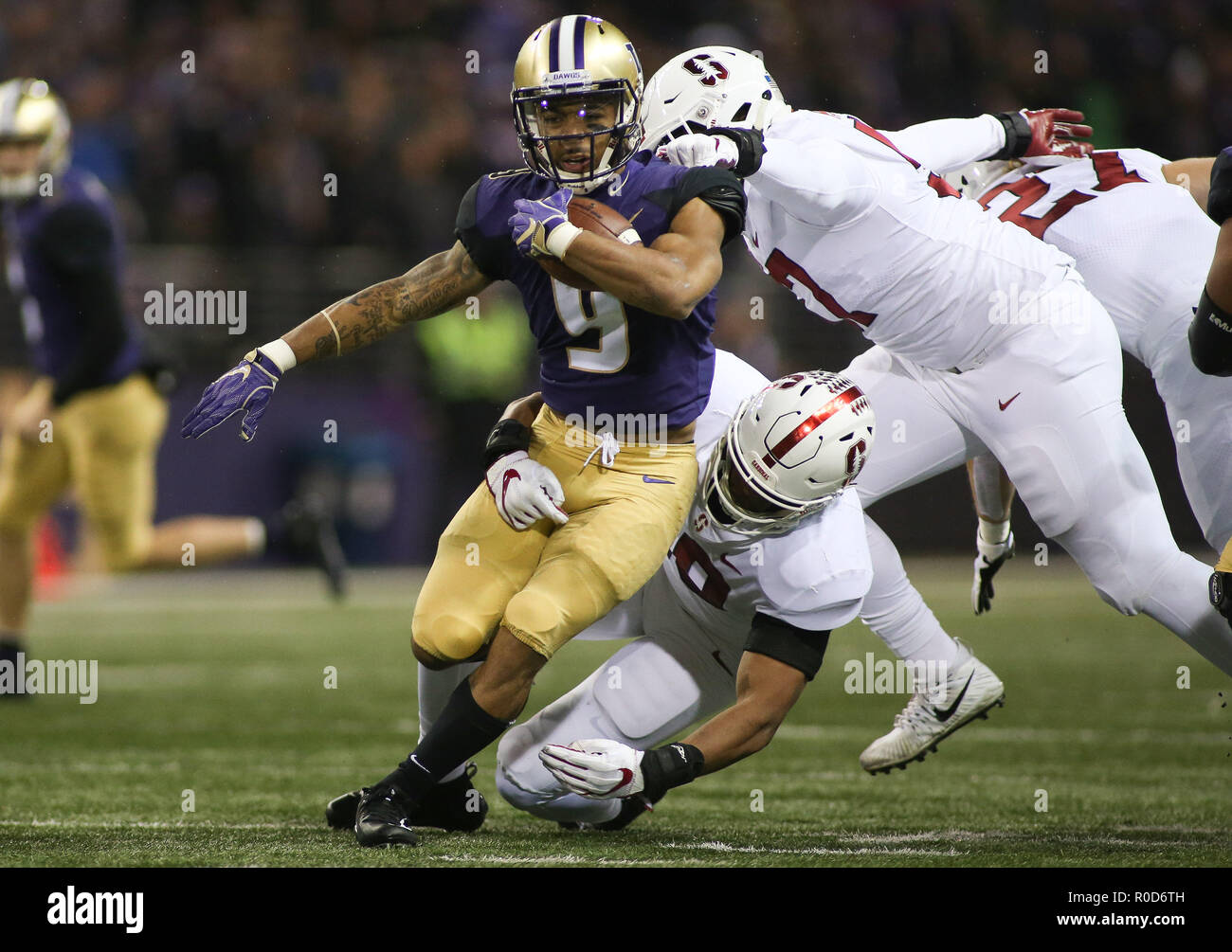 Seattle, WA, USA. 29Th sep 2018. Les Huskies de Washington d'utiliser de nouveau Myles Gaskin (9) se précipite au cours d'un match entre le Stanford Cardinal et Washington Huskies au Husky Stadium à Seattle, WA. Sean Brown/CSM/Alamy Live News Banque D'Images