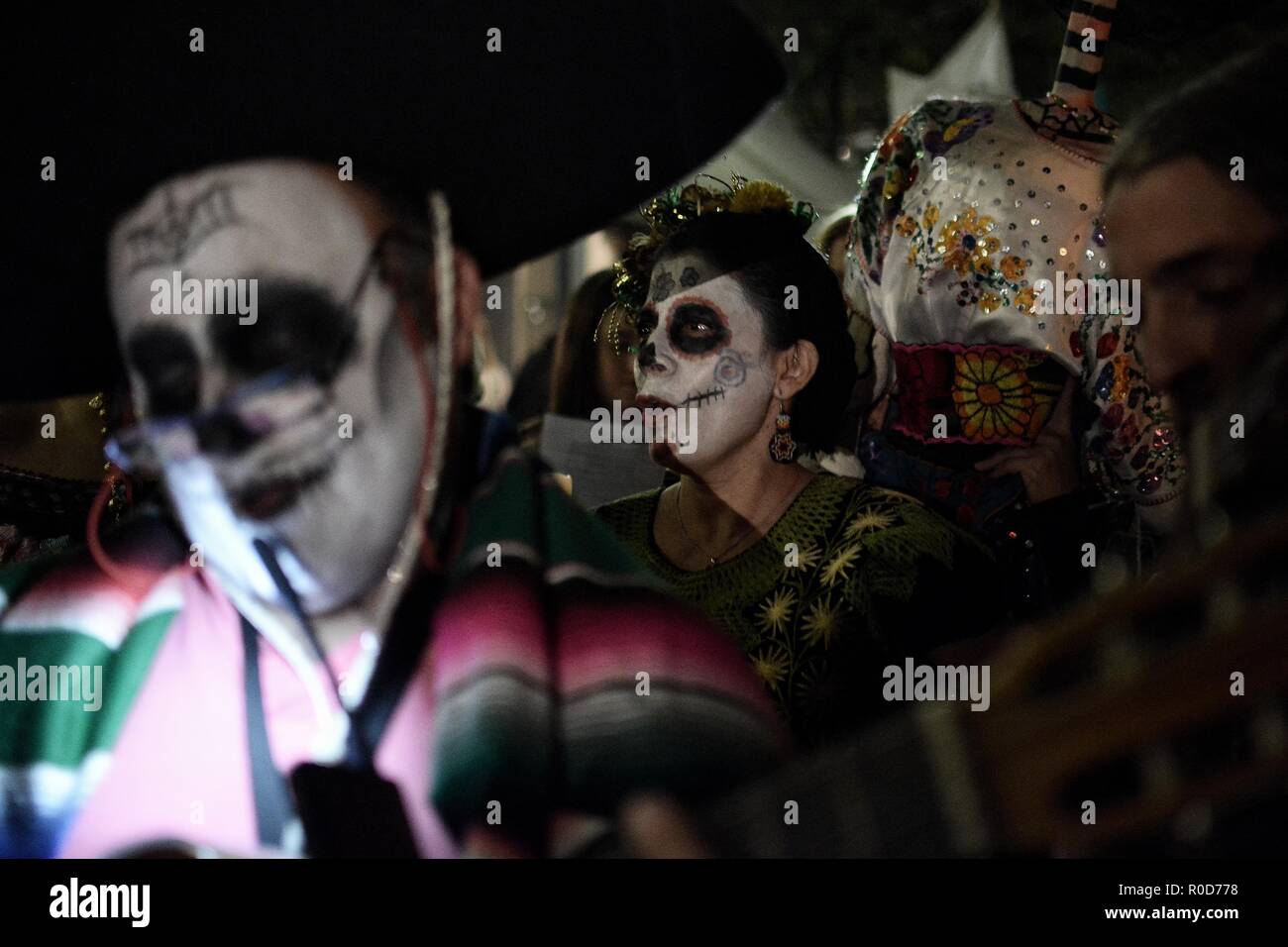 Les participants ont vu habillé comme les morts durant le défilé. Personnes prennent part à la journée annuelle des morts Parade dans le cadre des festivités de la Journée de la fête des morts à Athènes. Banque D'Images