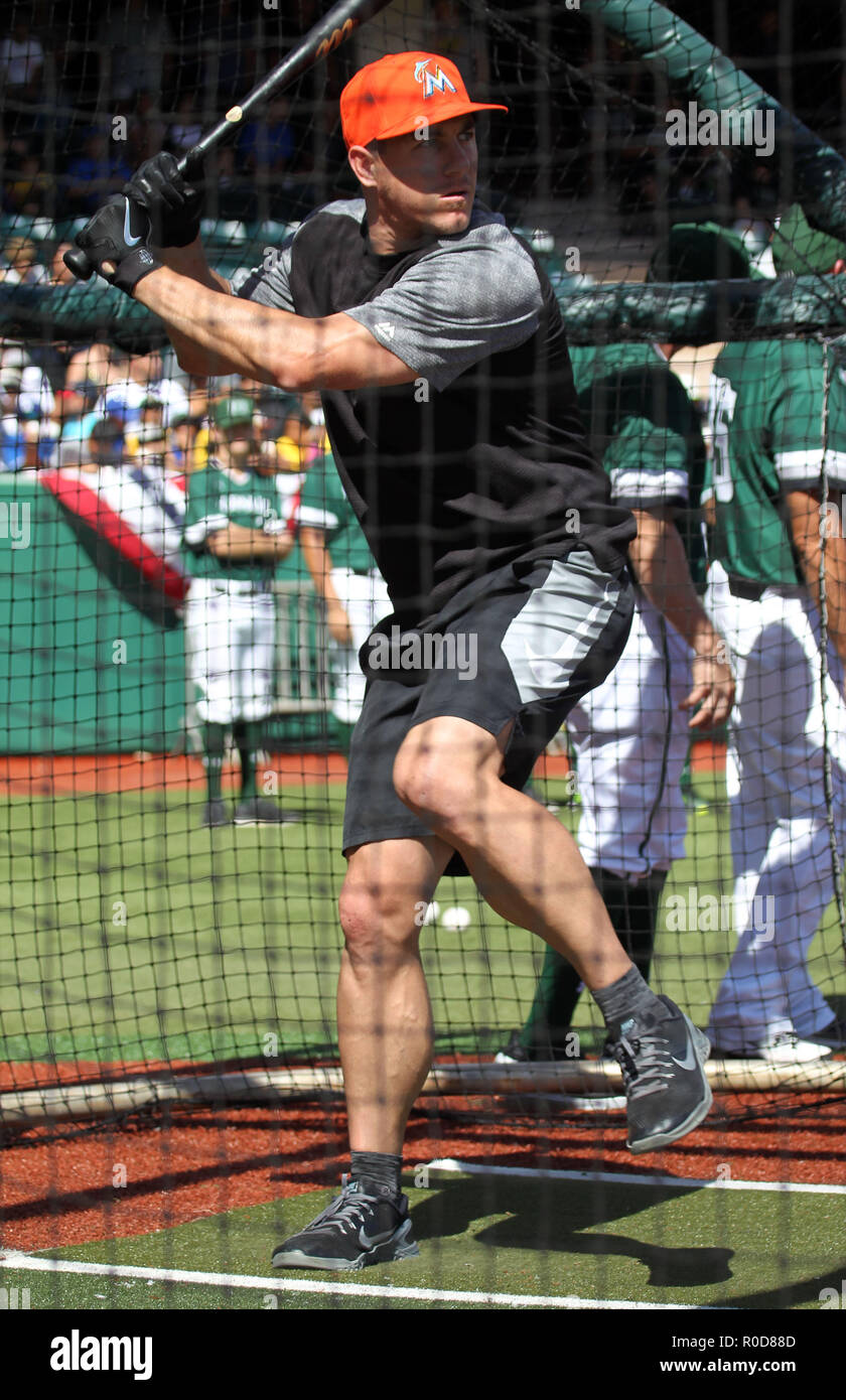 3 novembre 2018 - Miami Marlins J.T. Realmuto hits dans la cage au bâton lors d'une séance d'entraînement à réchauffer les Murakami Stadium sur le campus de l'Université de Hawaï à Manoa à Honolulu, HI - Michael Sullivan/CSM Banque D'Images