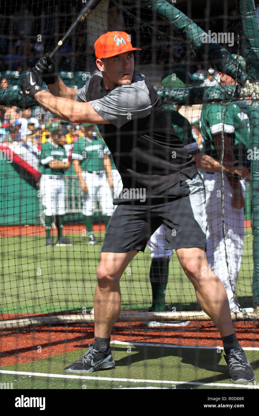 3 novembre 2018 - Miami Marlins J.T. Realmuto hits dans la cage au bâton lors d'une séance d'entraînement à réchauffer les Murakami Stadium sur le campus de l'Université de Hawaï à Manoa à Honolulu, HI - Michael Sullivan/CSM Banque D'Images