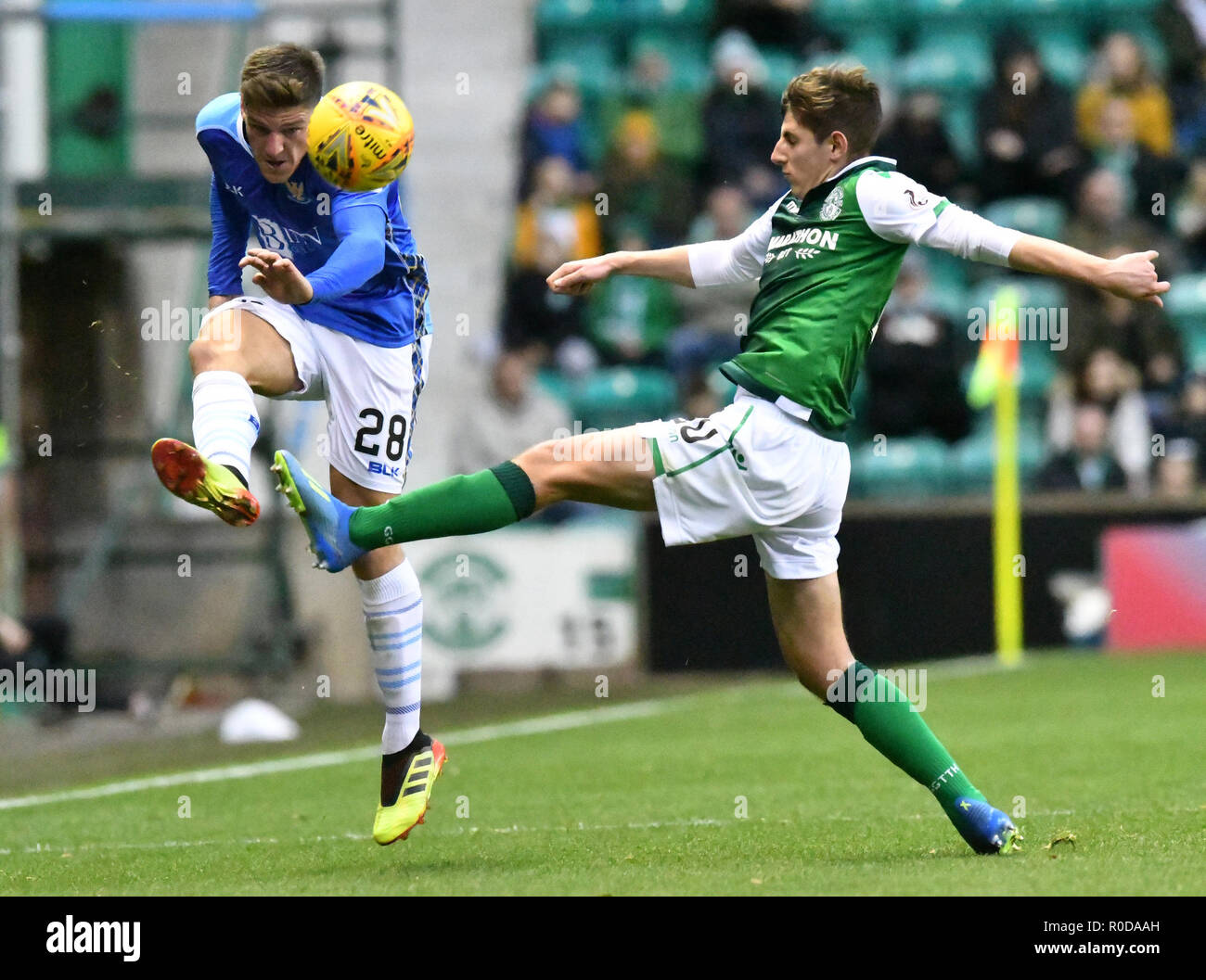 Edinburgh, Ecosse, Royaume-Uni. 3 novembre, 2018. Scottish Premiership - Hibernian v St Johnstone, Edinburgh, Midlothian, UK. 03,11, 2018. Pic montre : St Johnstone au poste central, Ross Callachan, bottes la balle au milieu de terrain comme des Hibs, Emerson Hyndman, essaie de bloquer, comme l'hôte de Hibs St Johnstone à Easter Road Stadium, Edinburgh Crédit : Ian Jacobs/Alamy Live News Banque D'Images