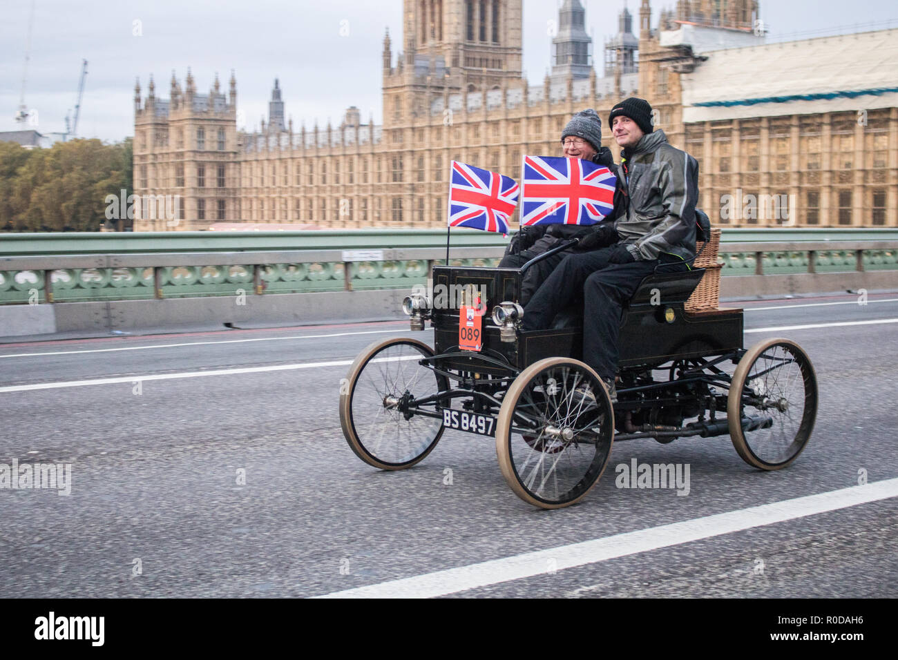 London UK. 4 novembre 2018 . Les participants en 1905 les voitures à quatre roues et d'automobiles traverse le pont de Westminster comme ils prennent part à l'Bonhams Londres à Brighton 60 km trajet dans la voiture de l'ancien combattant, l'exécution la plus longue du monde événement automobile.La course commémore l'Émancipation Run du 14 novembre 1896, qui a célébré les locomotives sur la Highway Act, lorsque la limite de vitesse pour les locomotives 'lumière' a été porté de 4 mi/h à 14 mi/h, l'abolition de la nécessité pour les véhicules d'être précédé d'un homme à pied Crédit : amer ghazzal/Alamy Live News Banque D'Images