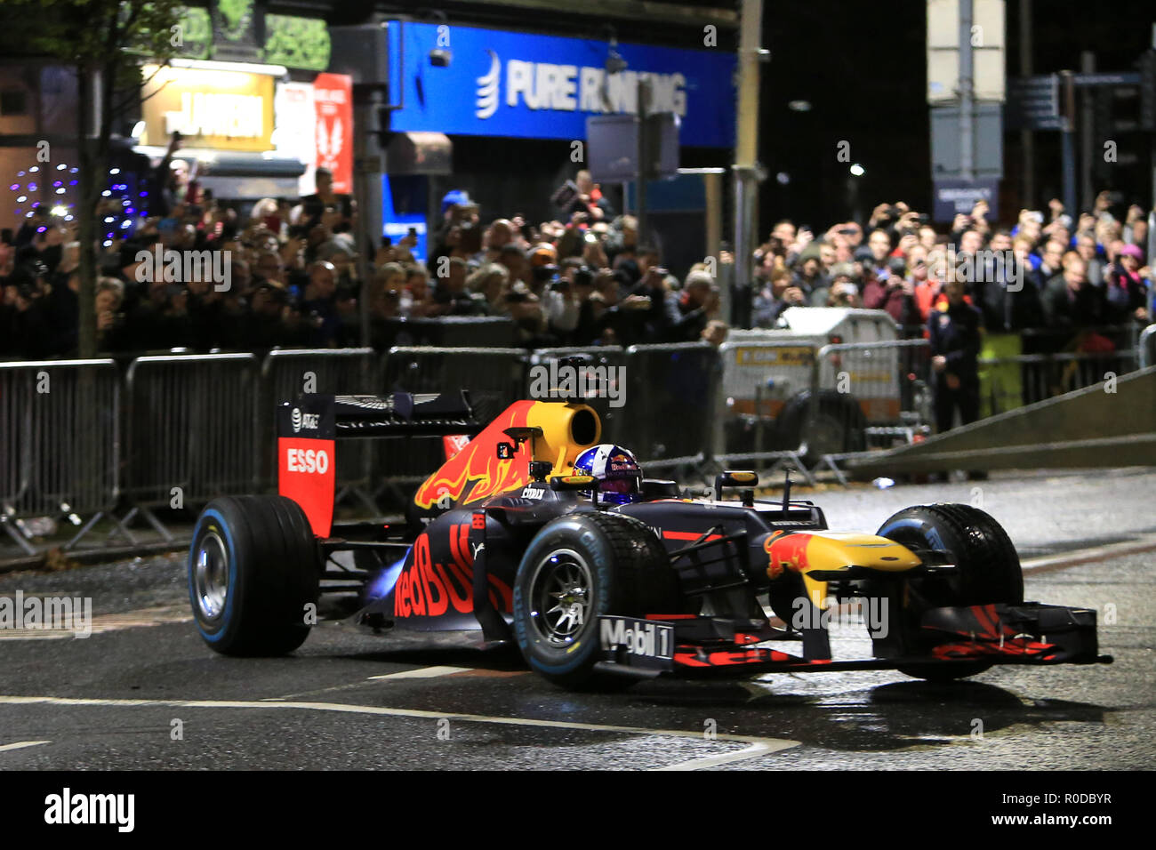 Belfast, en Irlande du Nord, Royaume-Uni. 3 novembre, 2018. Faits saillants du Redbull F1 Showrun Belfast. Racing legend David Coulthard a l'adrénaline vrombissement de son moteur dans les rues de Belfast samedi 3 novembre, 2018. Un spectacle pas comme les autres, comme le Red Bull Racing Formule 1 effectue un répertoire complet des beignes, burnouts et la vitesse s'étend en face de l'emblématique Belfast City Hall. Ce spectacle était libre d'assister à recueilli des milliers. Credit : Irish Eye/Alamy Live News Banque D'Images