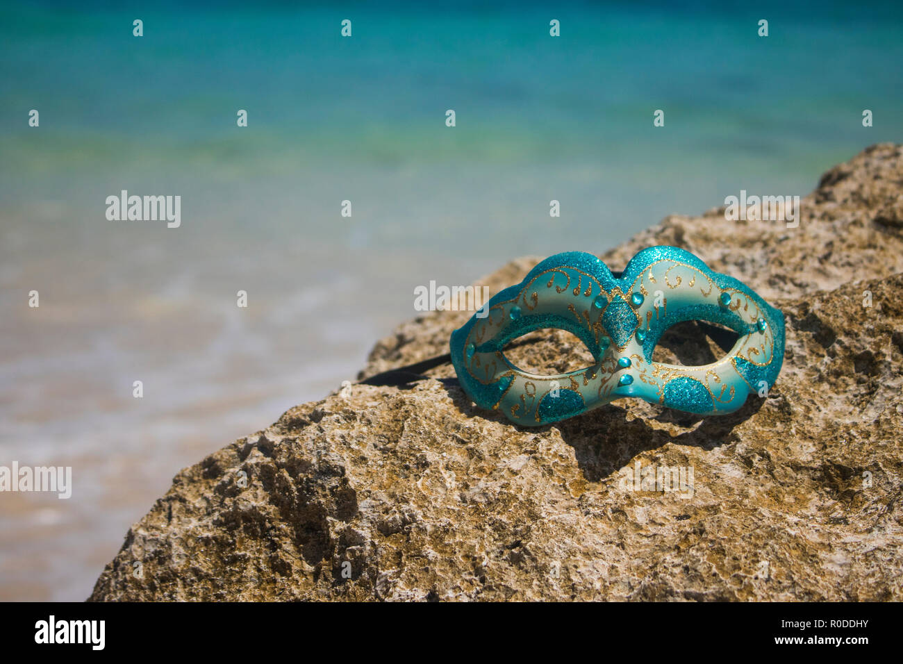 Masquerade party mask on beach voir photo Banque D'Images