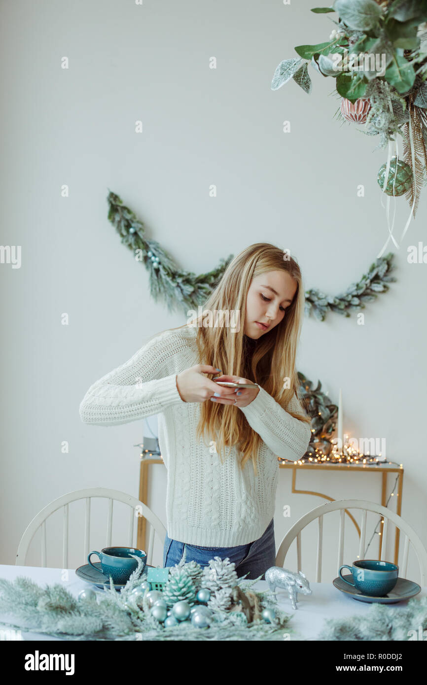 Woman taking a photo de belle décoration sur table. Banque D'Images