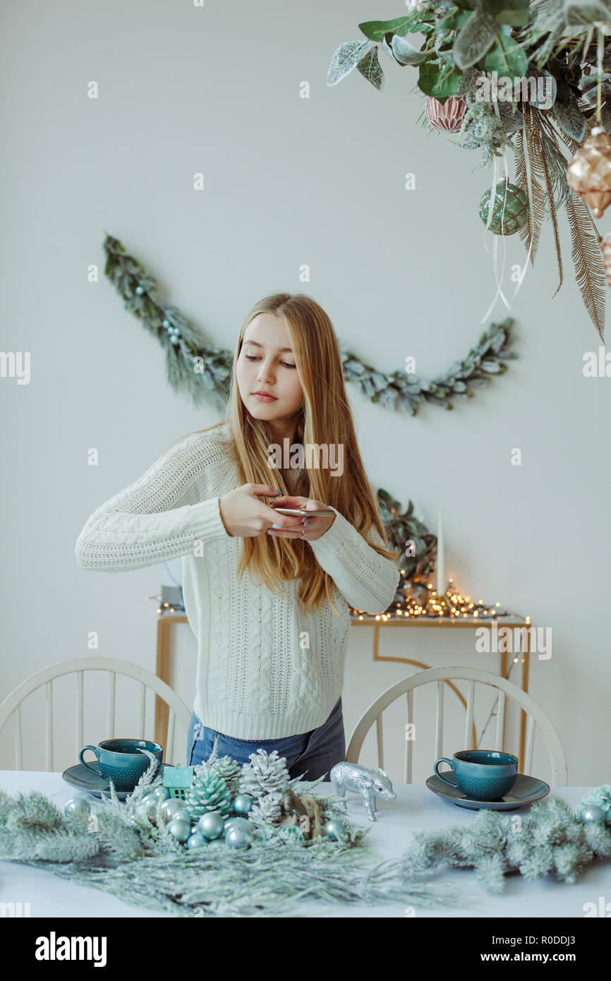 Woman taking a photo de belle décoration sur table. Banque D'Images