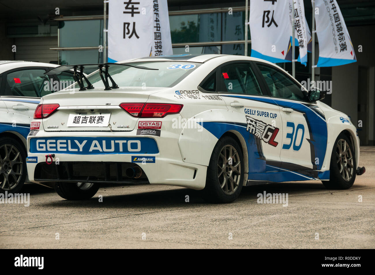 Geely Emgrand GL voitures de course dans l'aire des puits du circuit de Shanghai. Banque D'Images