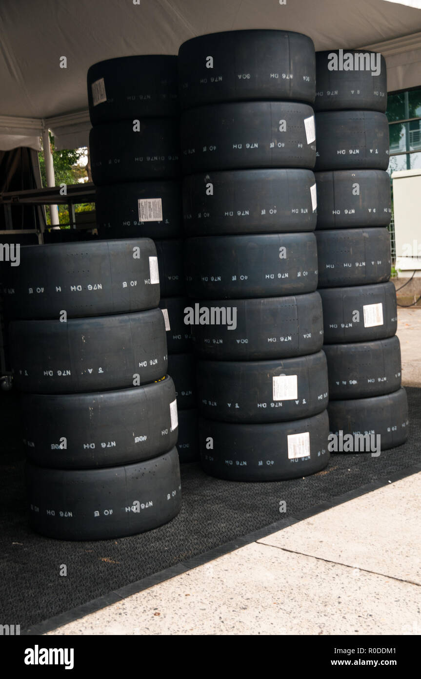 Voiture de course à faible friction pneus (pneus) dans les stands au circuit de Shanghai. Banque D'Images