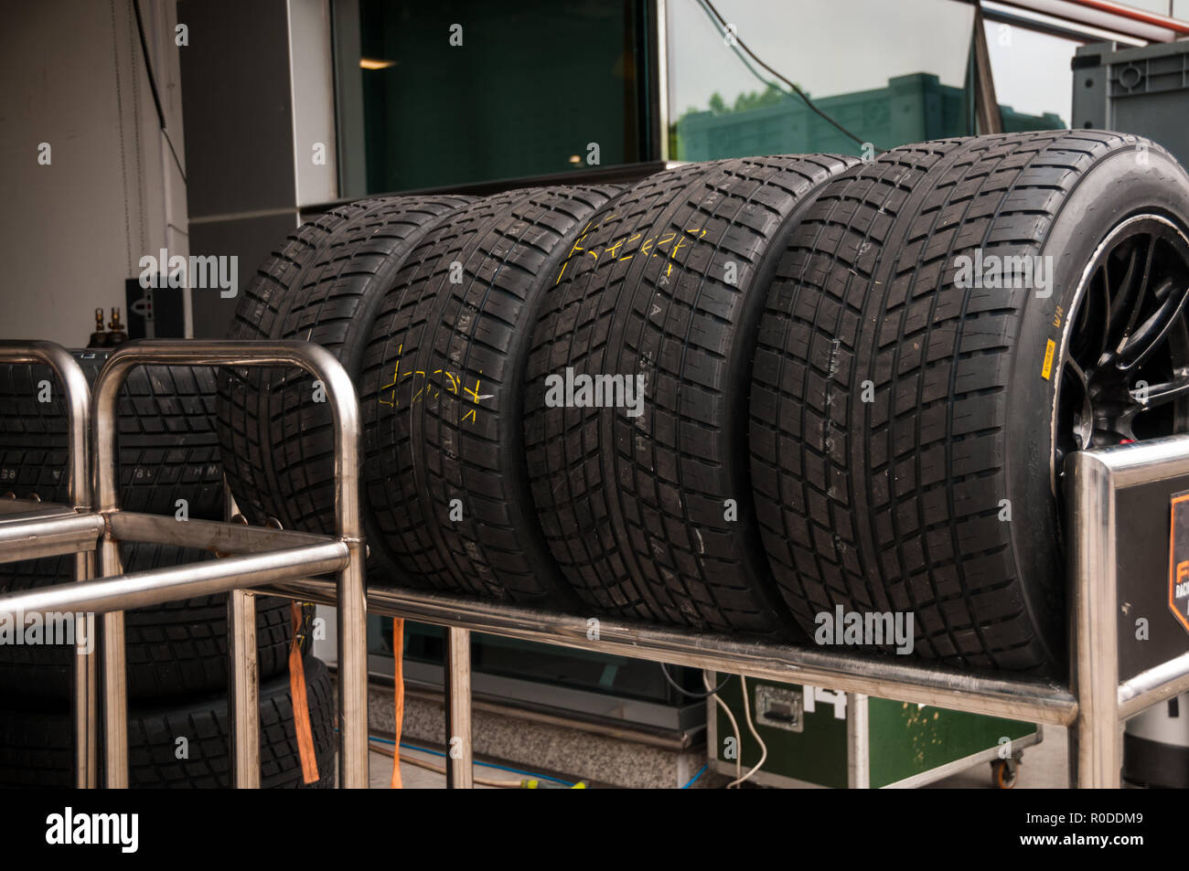 Pneus de voiture de course (pneus) dans les stands au circuit de Shanghai. Banque D'Images