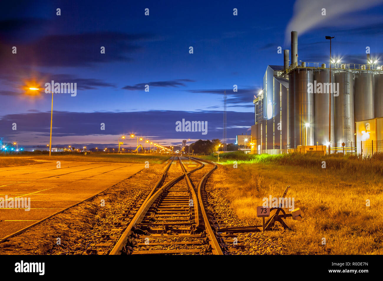 Railroad commutateur dans une zone industrielle avec des couleurs et lumières de rêve surréaliste au crépuscule Banque D'Images