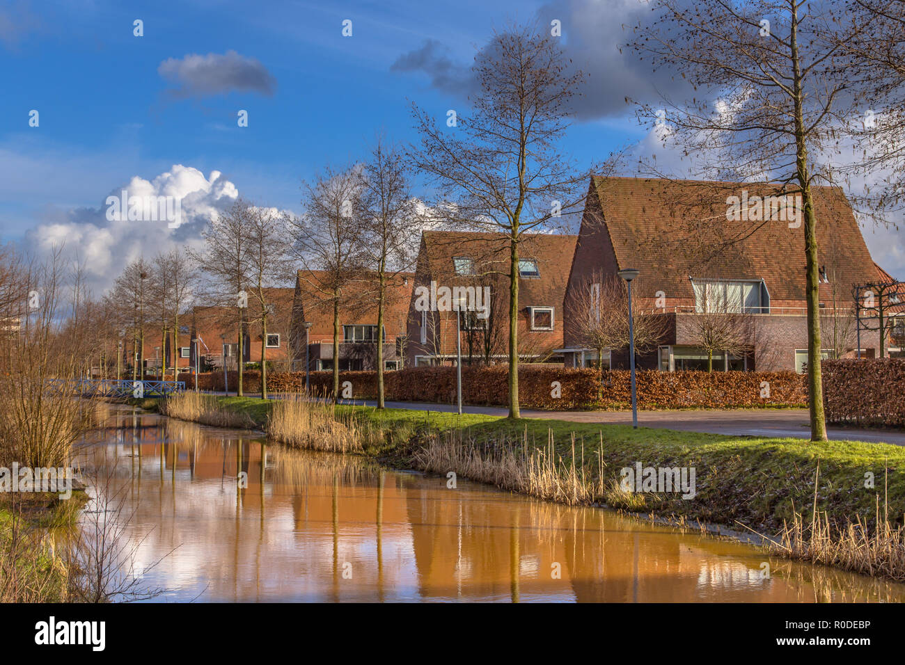 Maisons jumelées famille de classe moyenne dans une zone urbaine écologique naturelle en hiver, Groningen, Pays-Bas Banque D'Images