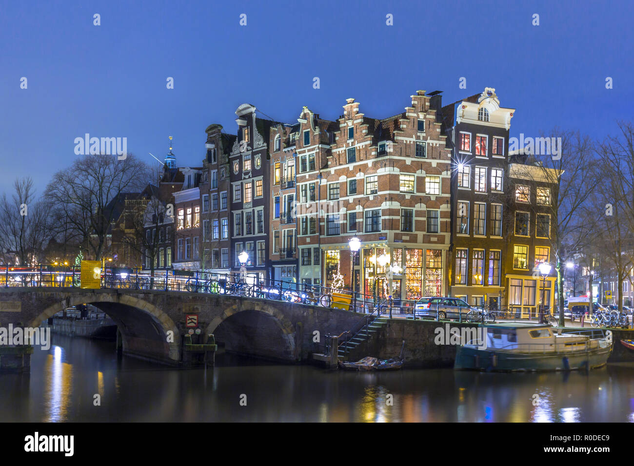Photo de nuit de maisons traditionnelles colorées, à l'angle de brouwersgracht et Prinsengracht dans le centre-ville de site du patrimoine mondial de l'Ams Banque D'Images