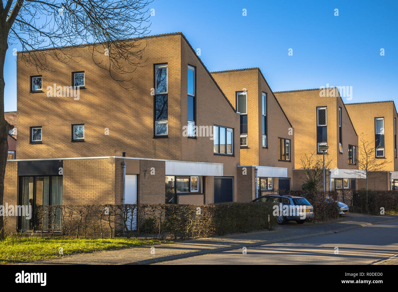 Maisons familiales en milieu urbain dans un quartier de banlieue près de Groningen, Pays-Bas Banque D'Images