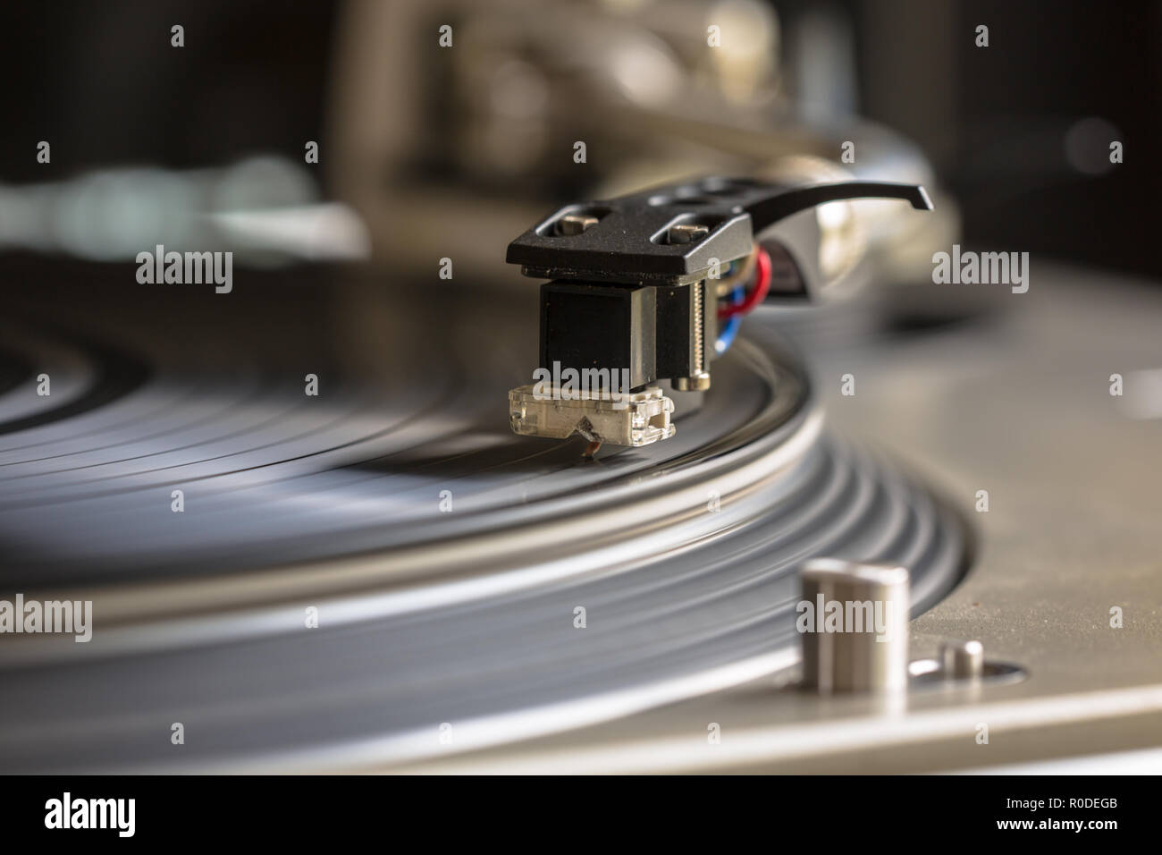 Gros plan d'une tête d'aiguille de la platine de lecture de musique à partir d'un cd Banque D'Images