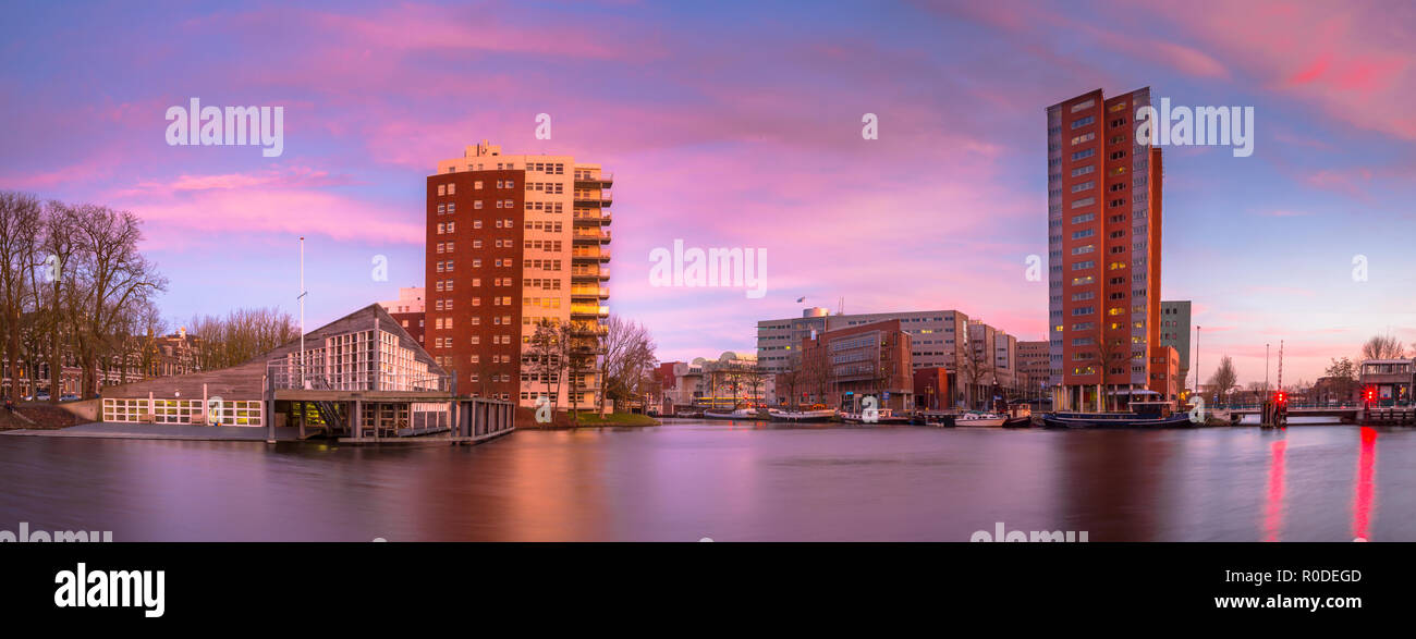 Les bâtiments modernes sous un ciel coucher de soleil rose sur le Zuiderhaven Groningen, Pays-Bas Banque D'Images