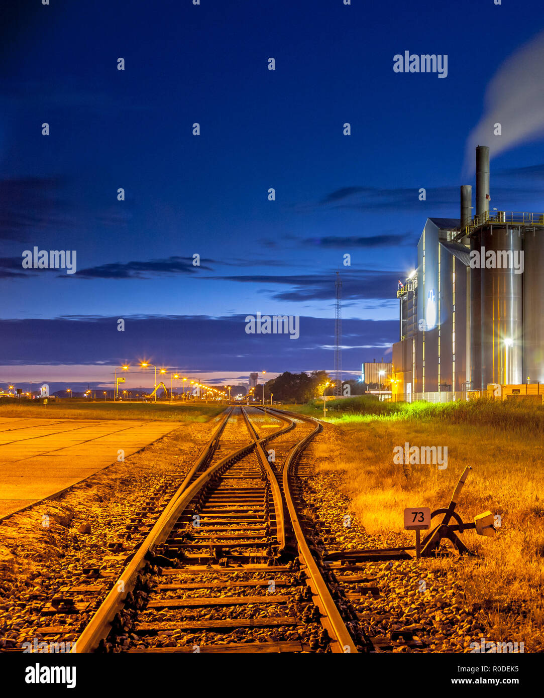 Scène de nuit de Railroad commutateur dans une zone industrielle de produits chimiques lourds de rêve mystique avec les couleurs et la lumière au crépuscule Banque D'Images
