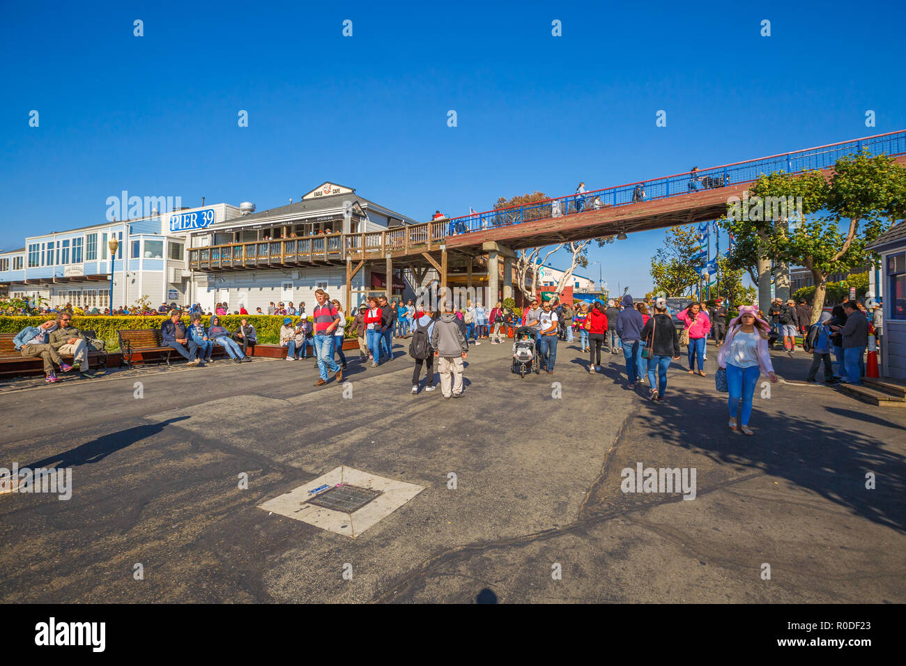 San Francisco, Californie, États-Unis - 14 août 2016 : les touristes à Fisherman's Wharf district à Pier 39 le long de l'Embarcadero à San Francisco. Loisirs, vacances et voyages d'concept. Ciel bleu. Banque D'Images