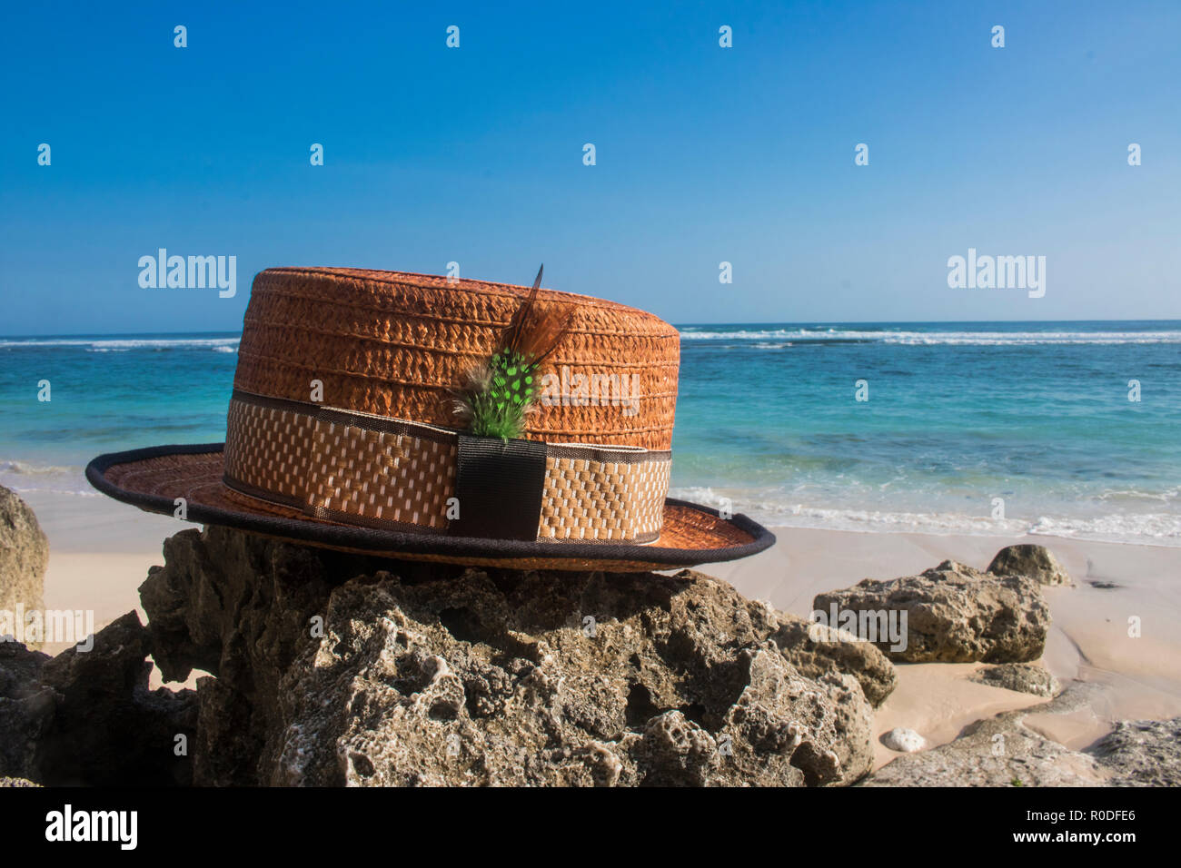 Chapeau canotier avec vue sur la plage photo Banque D'Images