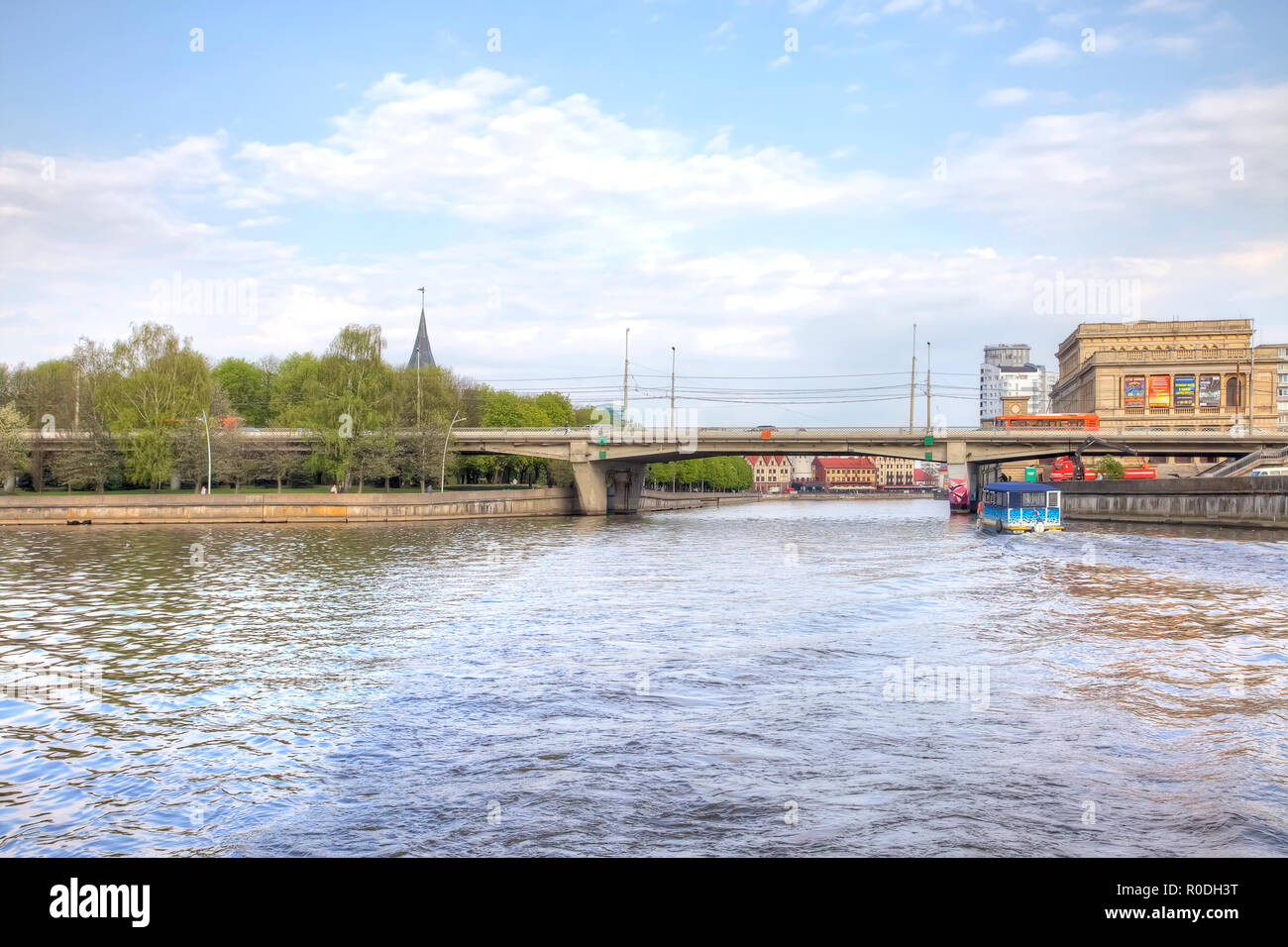 KALININGRAD, RUSSIE - avril 28,2018 : l'ancien bâtiment de l'ancienne bourse dans la ville de Königsberg, le cours d'eau de la rivière Pregola Banque D'Images