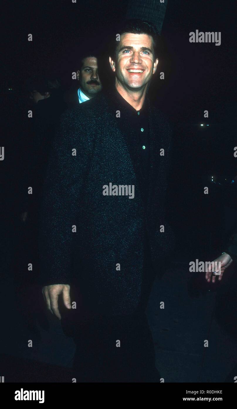 Los Angeles, CA - 10 DÉCEMBRE : l'Acteur Mel Gibson assiste à la Warner Bros Pictures' 'Forever Young' Première mondiale le 10 décembre 1992, à l'Academy Theatre de Los Angeles, Californie. Photo de Barry King/Alamy Stock Photo Banque D'Images