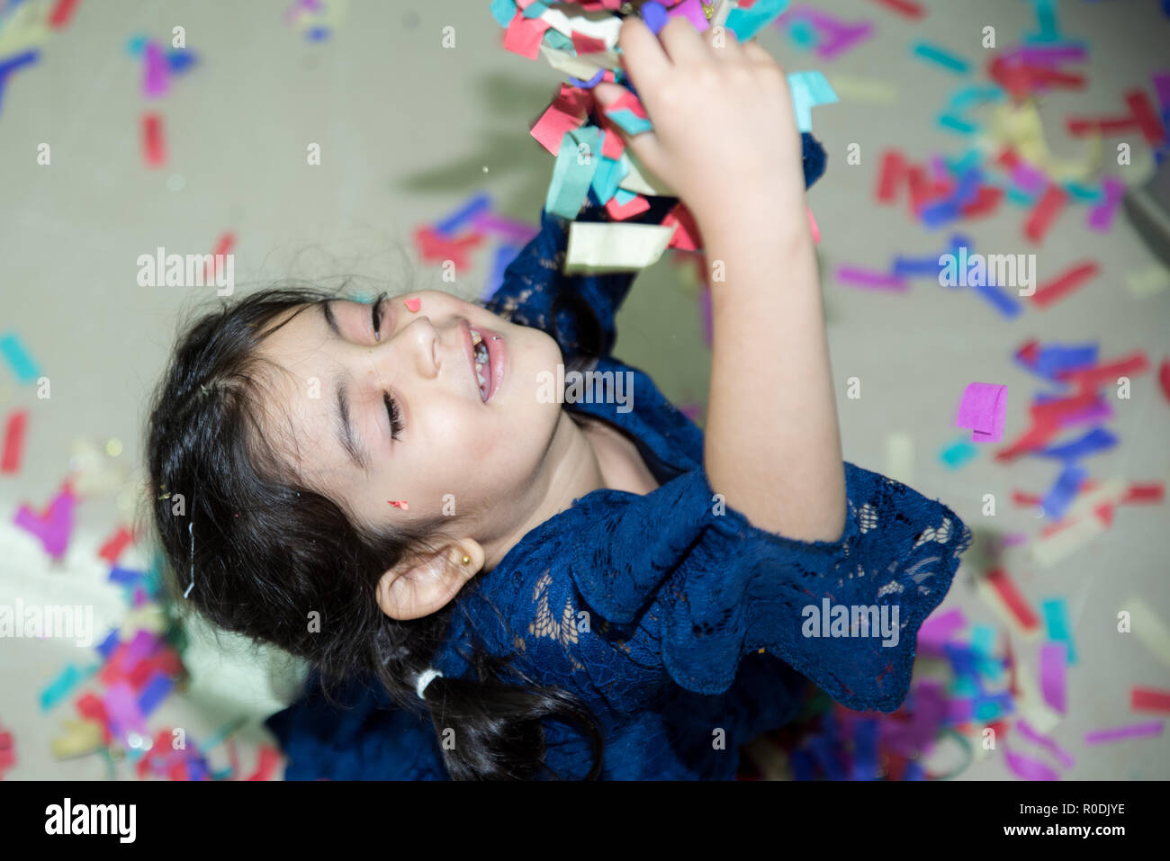 Une petite fille aux dent cassée smiling for camera sur anniversaire celeberation Banque D'Images