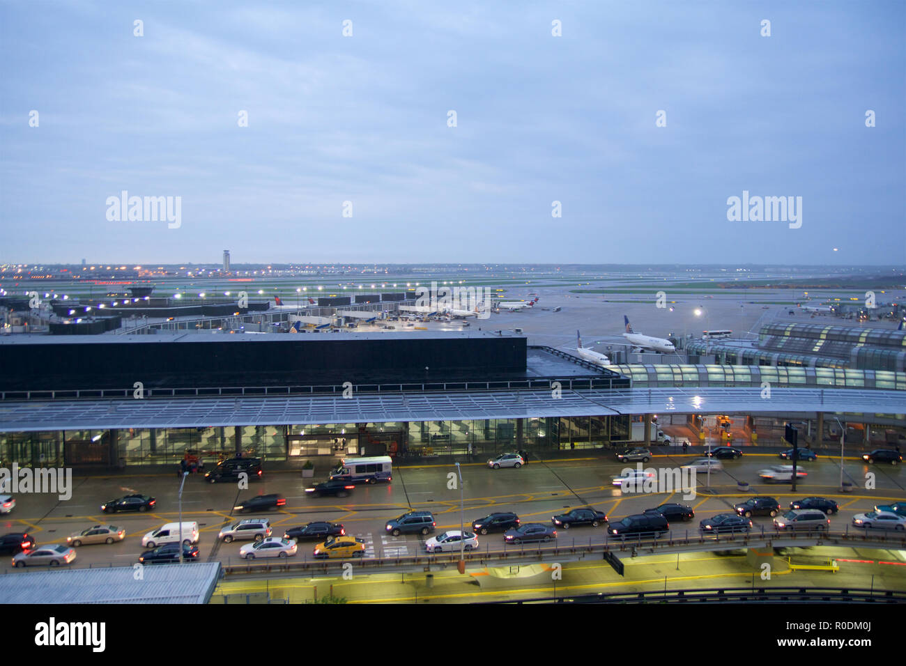 CHICAGO, ILLINOIS, UNITED STATES - Mai 11th, 2018 : Plusieurs avions à la porte à l'aéroport international O'Hare de Chicago en début de matinée avec traffic jam Banque D'Images
