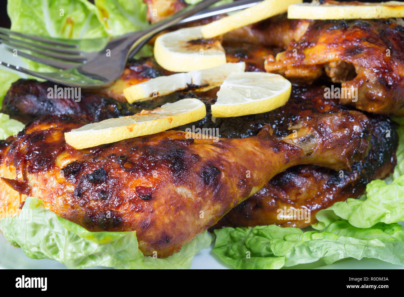 Jamaican Jerk Poulet BBQ style jambes avec citron et à la coriandre couscous Banque D'Images