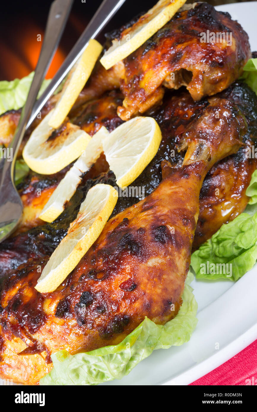 Jamaican Jerk Poulet BBQ style jambes avec citron et à la coriandre couscous Banque D'Images