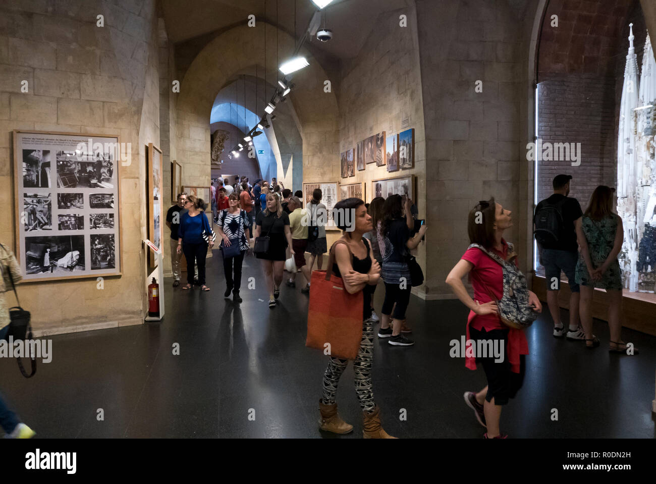 Les visiteurs dans le sous-sol de galerie à l' Antoni Gaudi Sagrada Familia, Barcelone, Espagne Banque D'Images