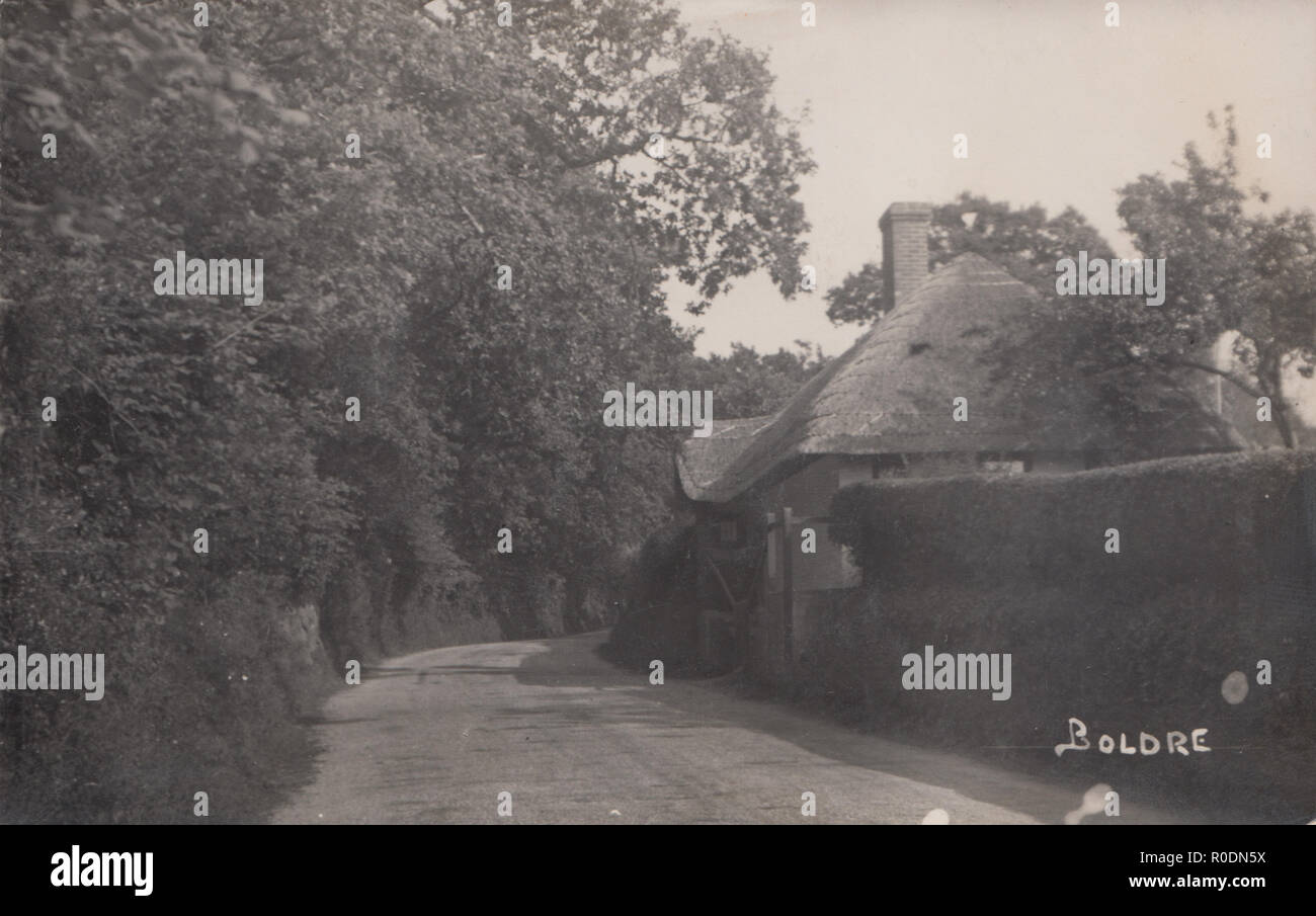 Vintage Carte postale photographique de Boldre Village, Hampshire, Angleterre Banque D'Images