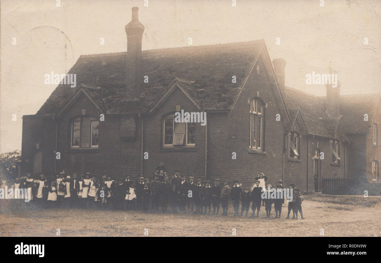 Vintage 1905 Carte postale photographique montrant les enfants de l'École de Woodborough, Wiltshire, Angleterre, Royaume-Uni. Banque D'Images