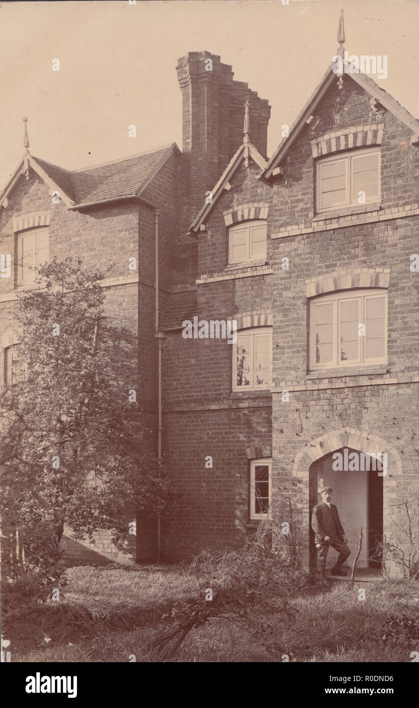 Vintage Carte postale photographique montrant un bâtiment imposant British non localisée Banque D'Images