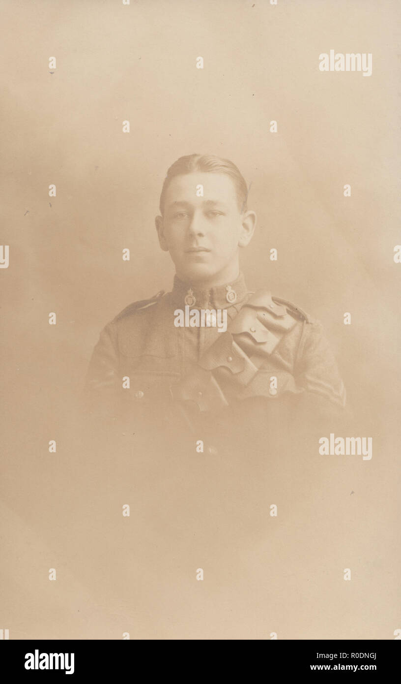 Vintage Carte postale photographique d'un jeune soldat britannique WW1 Banque D'Images