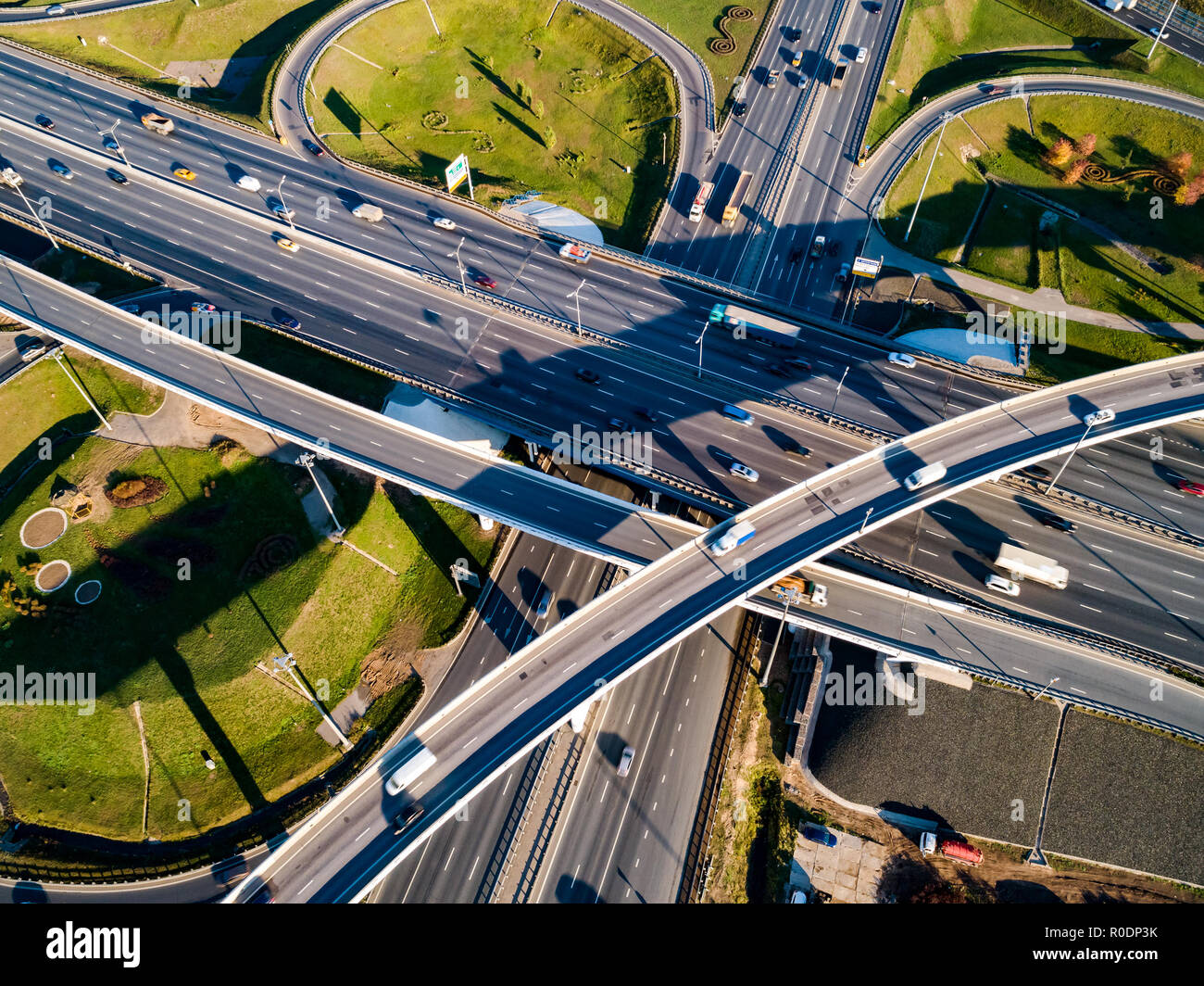 Vue aérienne d'une autoroute intersection des sentiers de la circulation à Moscou. Banque D'Images