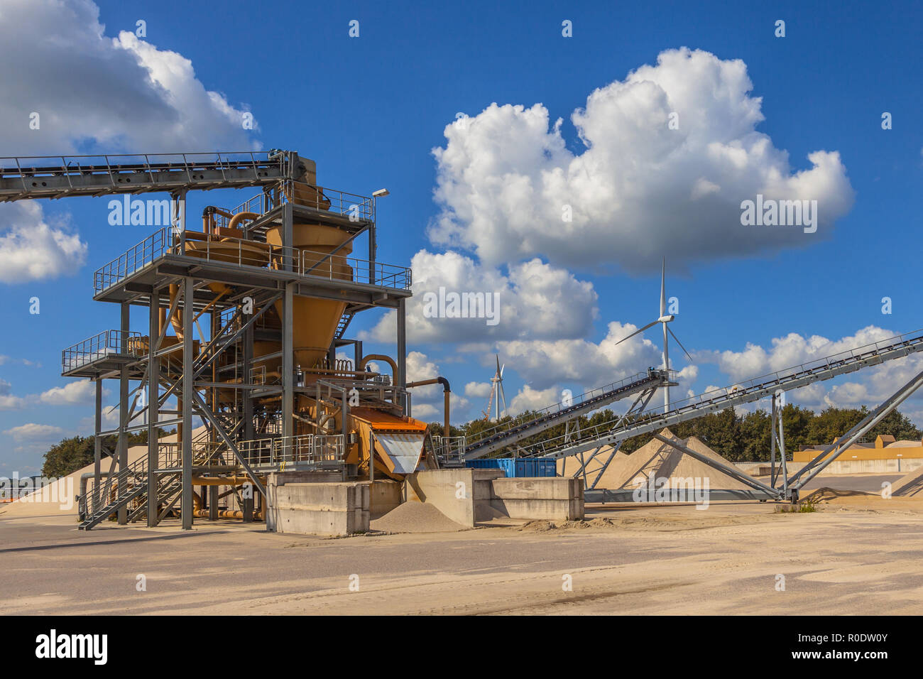 Machine industrielle pour le tri et le lavage du sable utilisé pour la production de béton et de la construction Banque D'Images