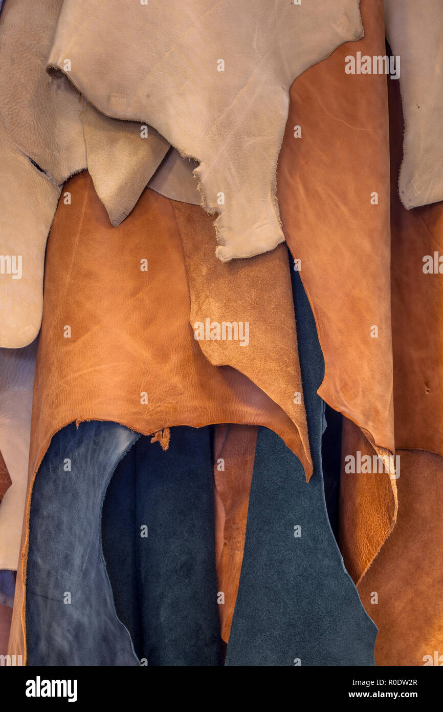 Pièces de cuir dans des couleurs naturelles dans un atelier de conception Banque D'Images