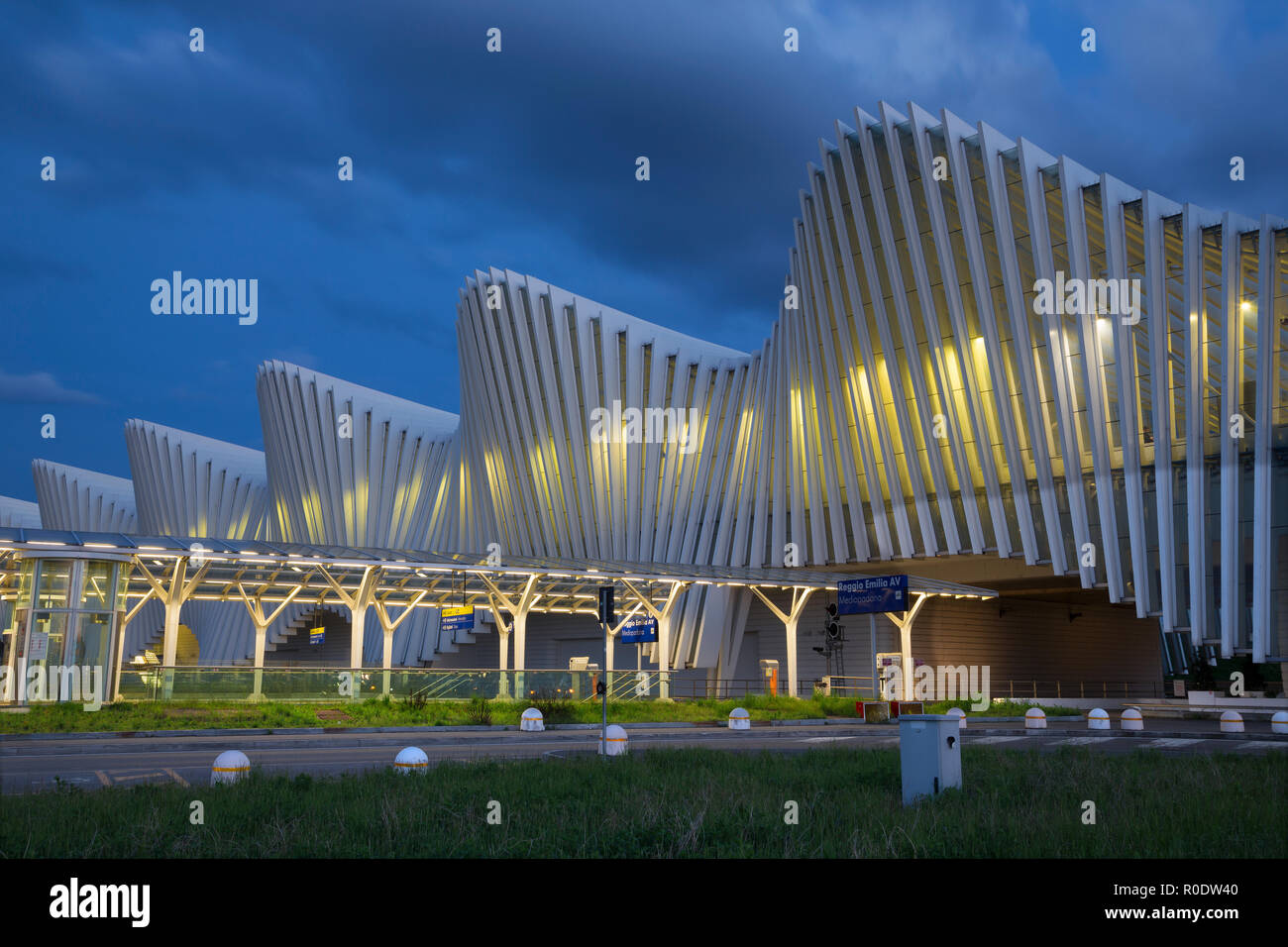 REGGIO EMILIA, ITALIE - 13 avril 2018 : l'AV Mediopadana Reggio Emilia à la tombée de la gare par l'architecte Santiago Calatrava. Banque D'Images