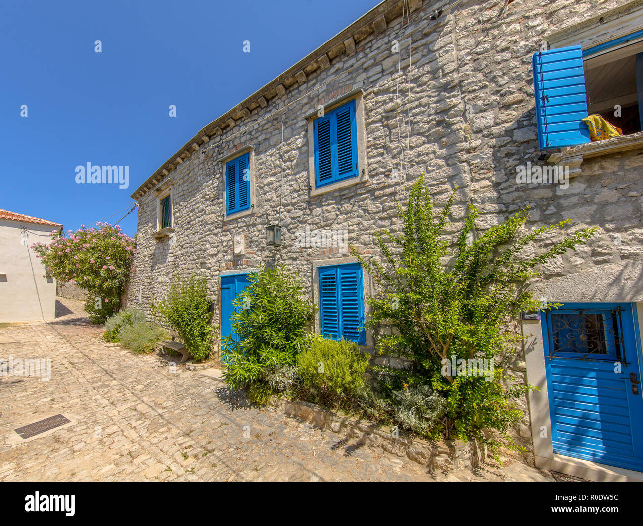 Maisons traditionnelles croates avec windows peinte en bleu en ville d'Osor sur l'île de Cres, Istrie, Croatie, Europe Banque D'Images