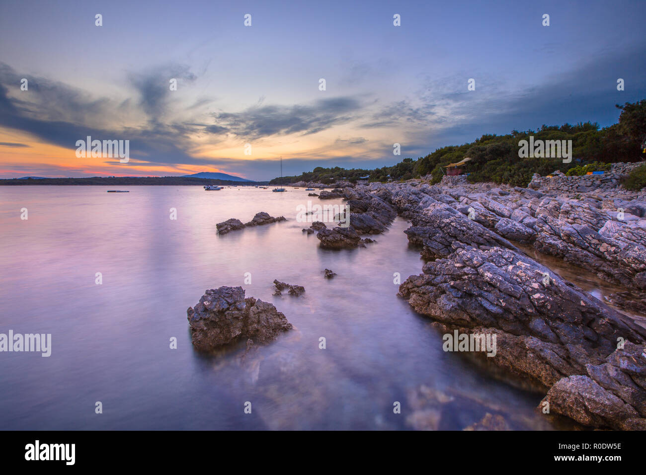 Rock côtières sur les étagères de l'île de Cres dans la mer Adriatique, la Croatie, l'Europe Banque D'Images