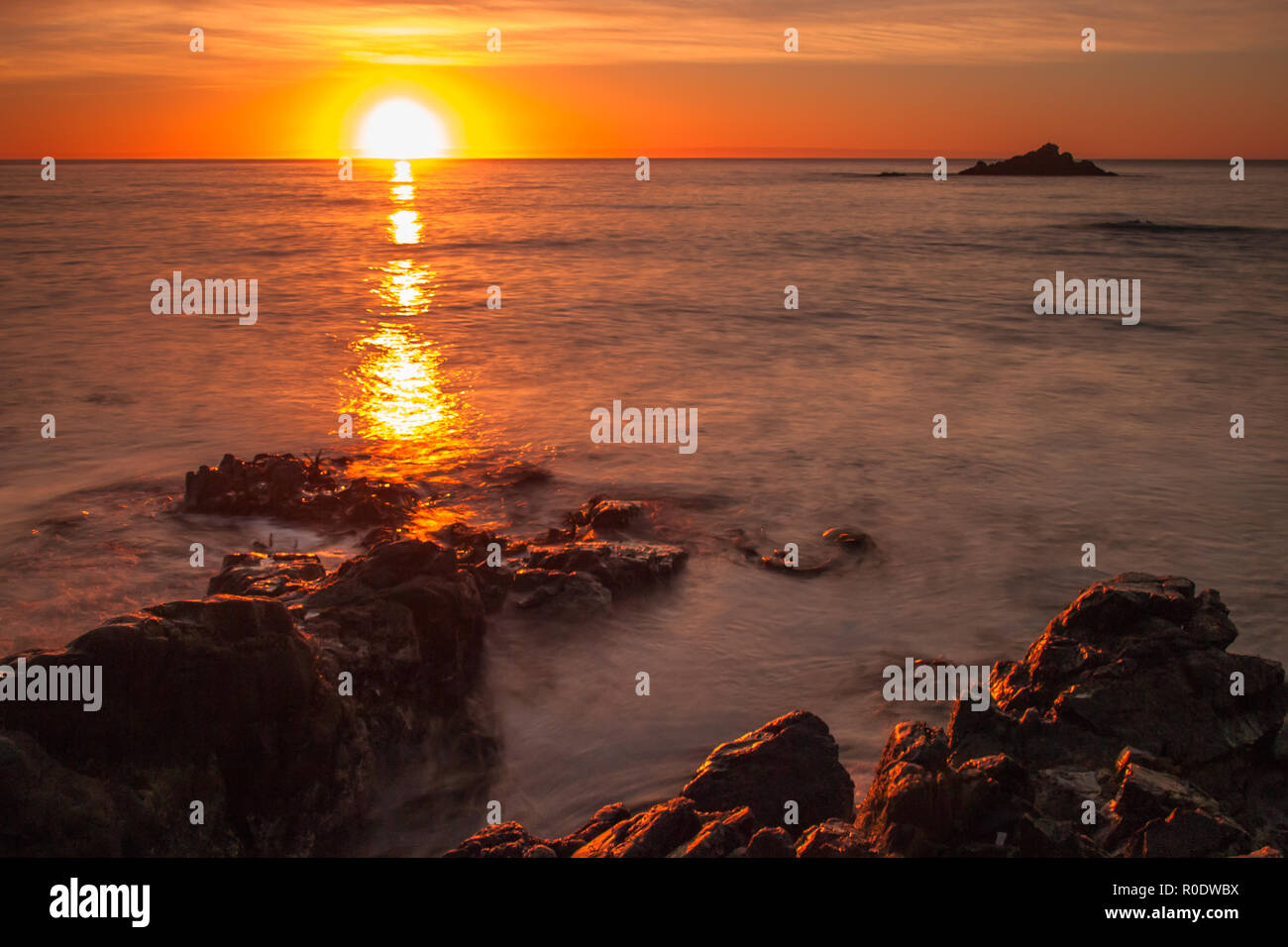 Une exposition longue, image d'un lever de soleil sur l'été du Pacifique sud Banque D'Images Une exposition longue, image d'un lever de soleil sur l'été du Pacifique sud Banque D'Images