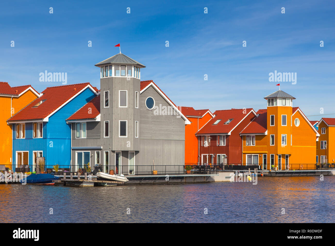 Maisons au bord de l'eau en différentes couleurs à Groningue, Pays-Bas Banque D'Images