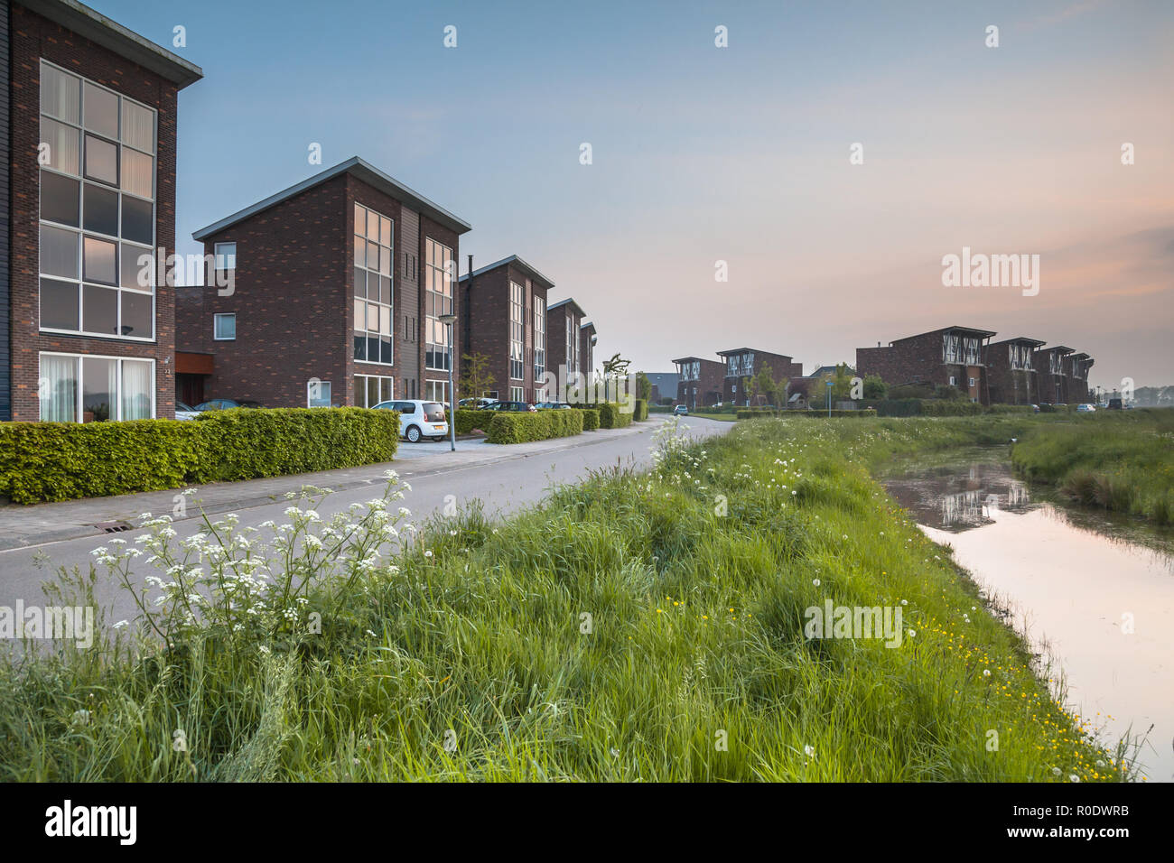 Les grandes maisons de banlieue de classe moyenne moderne à Groningue, Pays-Bas Banque D'Images