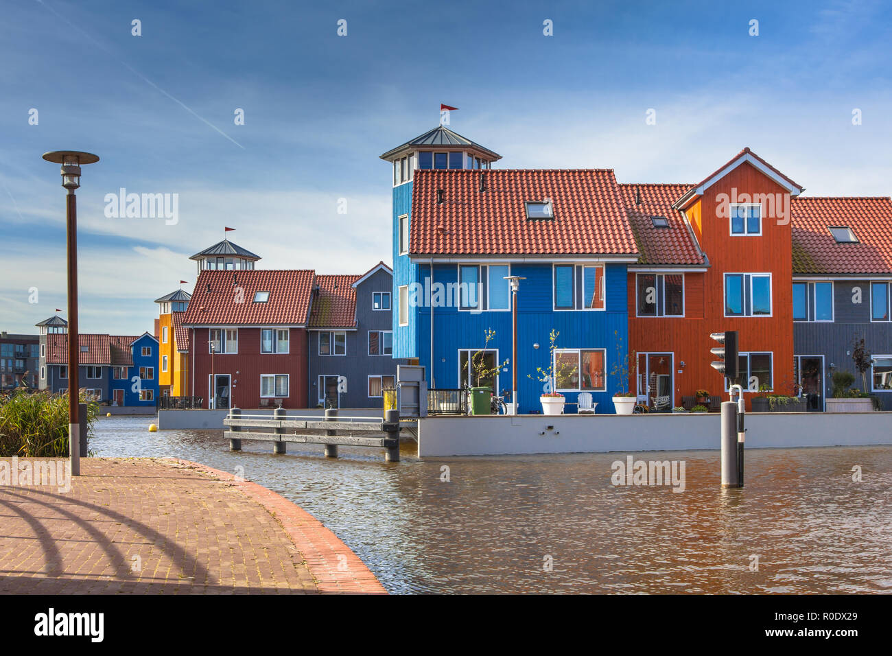 Maisons au bord de l'eau en différentes couleurs à Groningue, Pays-Bas Banque D'Images