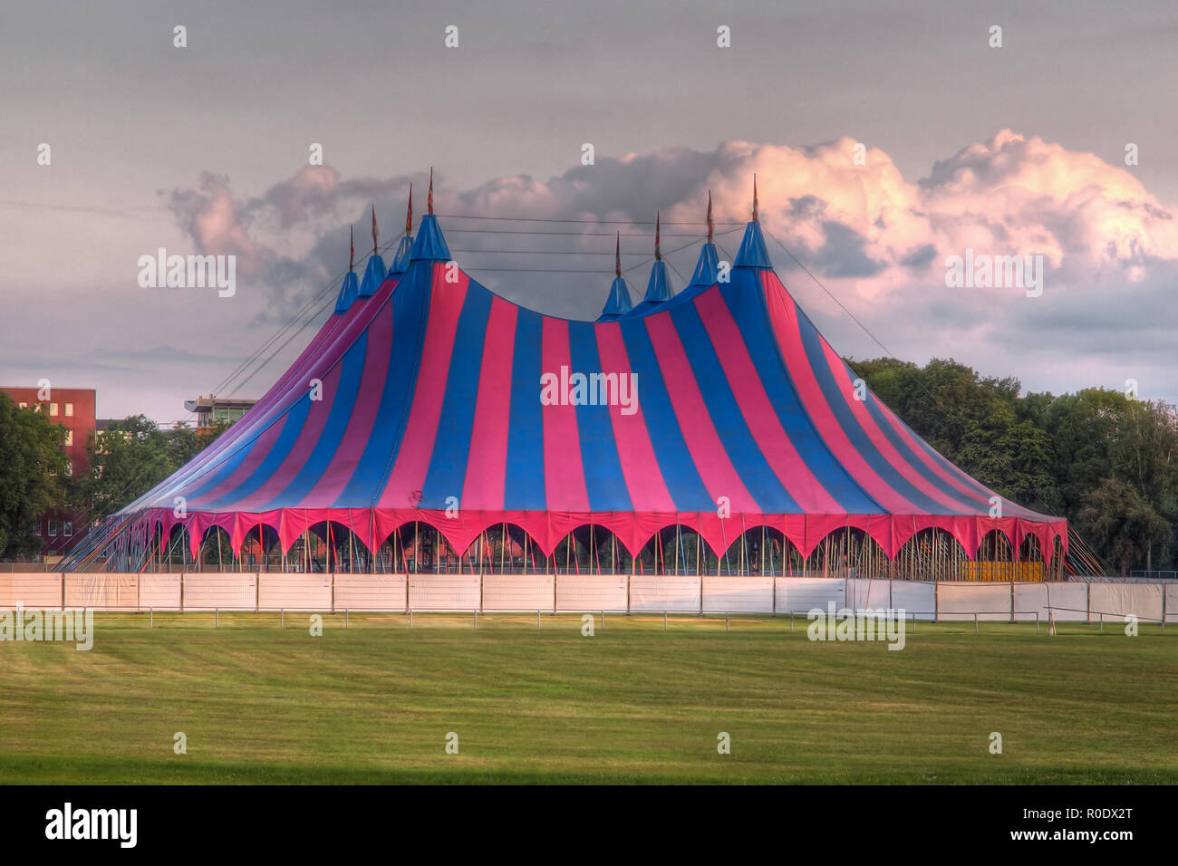 Big Top tente de cirque de l'herbe dans le parc Banque D'Images