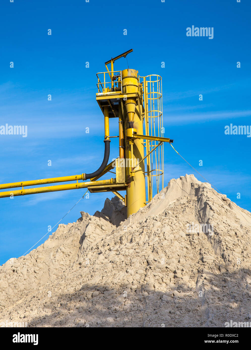 Colline de sable à une mine de sable avec ciel bleu Banque D'Images