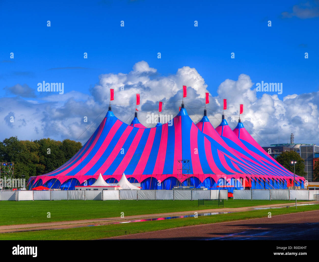 Grand Chapiteau tente de cirque, Buit pour un festival de musique sur une journée ensoleillée dans le parc Banque D'Images