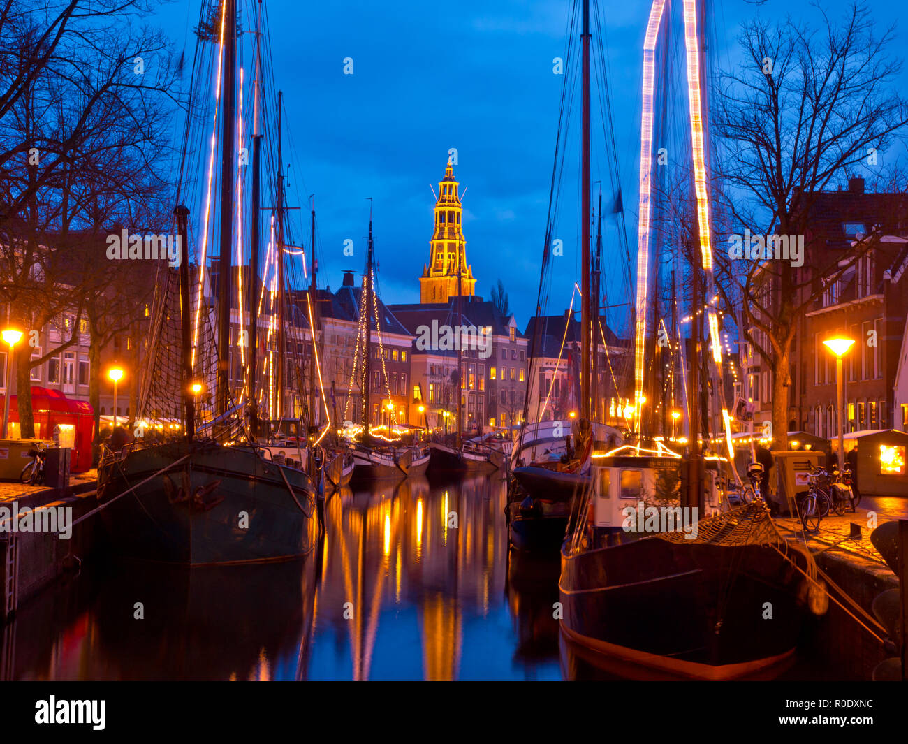 Les bateaux à voile vieille illuminée la nuit pendant l'événement Winterwelvaart à Groningen, Pays-Bas Banque D'Images